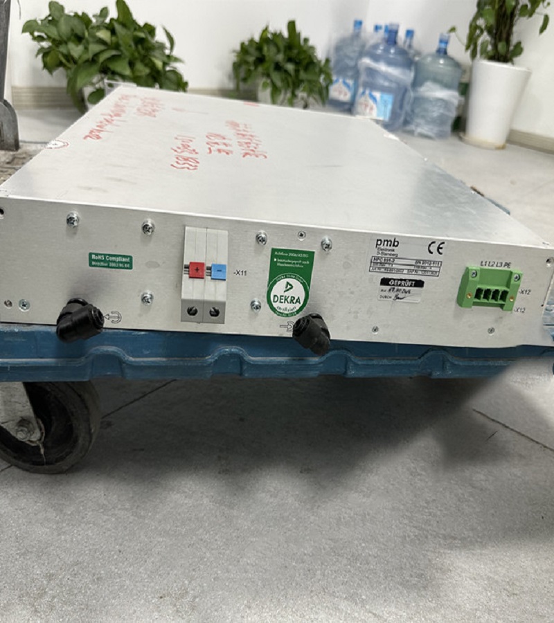 羅芬激光電源維修常見故障 故障一：打開按鍵，設(shè)備不工作 如果激光切割機(jī)在工作過程中，首先要檢查的是整個(gè)設(shè)備是否通電，如果沒有通電，一定要插上電源。還要檢查激光切割機(jī)主板的參數(shù)是否正確。如果不是，請(qǐng)務(wù)必參考相關(guān)軟件和其他一些參數(shù)進(jìn)行了解。 故障二：工作狀態(tài)下無激光 在激光切割機(jī)的實(shí)際工作過程中，應(yīng)根據(jù)各種情況進(jìn)行有效的檢查。有可能是激光切割機(jī)出現(xiàn)這種情況是因?yàn)楣饴钒l(fā)生了偏移。這種情況下需要調(diào)整光路，否則線路可能會(huì)出現(xiàn)一系列問題。那么，如果是這種情況，可以通過點(diǎn) ray 的方式插入電源的型號(hào)來判斷。 故障三：激光斷斷續(xù)續(xù) 激光切割機(jī)工作時(shí)，可能會(huì)出現(xiàn)斷斷續(xù)續(xù)的情況。可能是水循環(huán)不是特別順暢。檢查并清潔相關(guān)水箱。水泵是否通暢，定期疏通水管。 羅芬激光電源維修模塊或者電源板：HPC 891-2燒壞、短路、輸出電壓高于標(biāo)稱值、輸出電壓低于標(biāo)稱值、過熱、卡機(jī)等故障。 維修羅芬激光電源缺點(diǎn)及修補(bǔ)方法 常見缺點(diǎn)： １，高壓打火，高壓線接頭處太靠近鐵殼部分。 ２，無光，電扇不轉(zhuǎn)，保險(xiǎn)絲斷。 ３，能夠強(qiáng)制發(fā)光，不能主板控制發(fā)光。前級(jí)低壓控制部分壞。 ４，電流不能調(diào)度，電流控制部分壞。 ５，總是燒保險(xiǎn)絲，歸于功率管短路壞。 激光電源的修補(bǔ)方法有以下幾種： １、替換關(guān)鍵元件法。一般不發(fā)光，可先換放大管４６０或４５０，再考慮換高壓包。 ２、電壓檢測(cè)法。 ３、通電調(diào)查法。